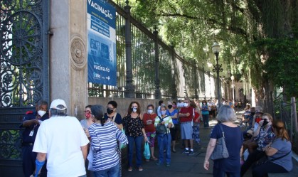 Fila de vacinação no Rio de Janeiro, em 23/04/2021