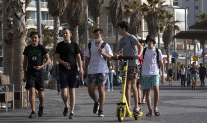 Jovens caminham em Tel Aviv, em Israel; país já vive período pós-pandemia