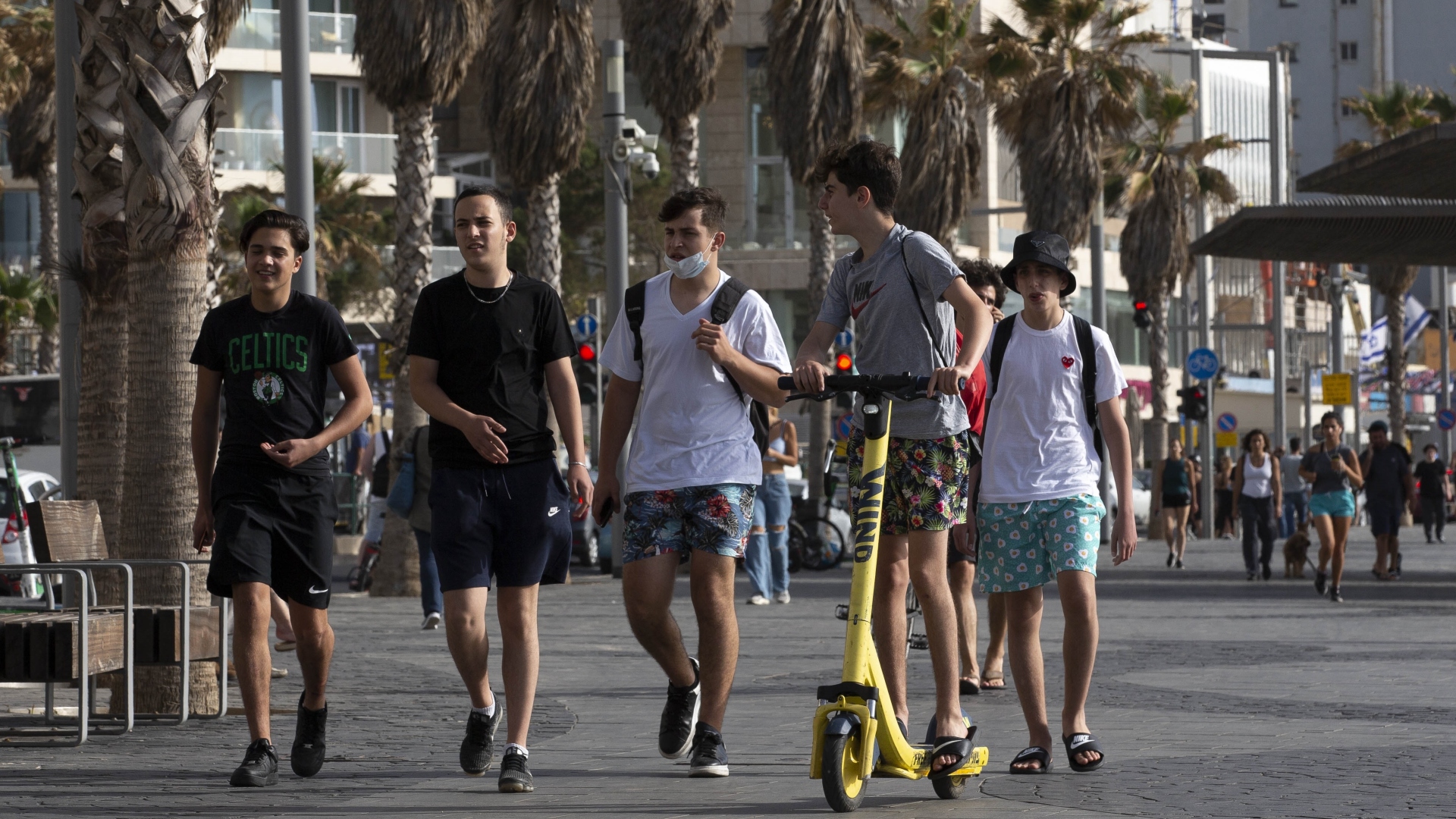 Jovens caminham em Tel Aviv, em Israel; país já vive período pós-pandemia Jovens caminham em Tel Aviv, em Israel; país já vive período pós-pandemia