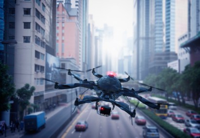 Drone sobrevoa cidade / Imagem de arquivo