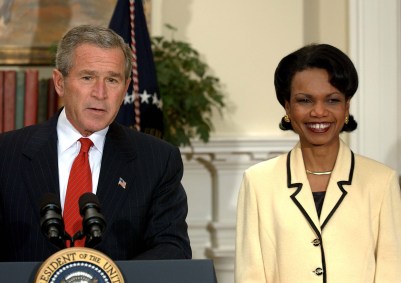 Ex-presidente dos EUA George W. Bush e a secretária de estado Condoleezza Rice