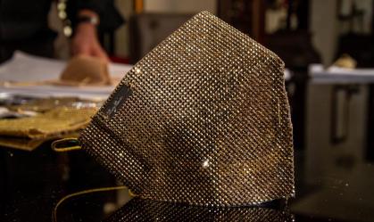 Estilista produz acessórios de luxo para máscaras