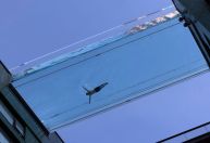 Nadadores inauguram primeira ‘piscina nas alturas’ do mundo, veja fotos