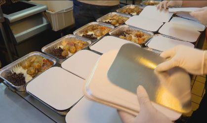 Bar muda foco na pandemia e prepara refeições para moradores de rua