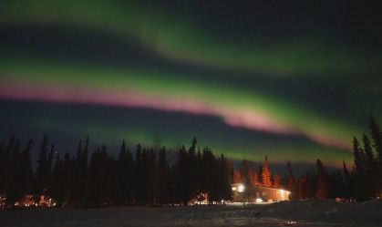 Tempestade solar pode tornar aurora boreal visível nos EUA nesta quarta