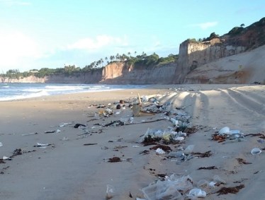 Praia do Rio Grande do Norte amanhece com lixo urbano