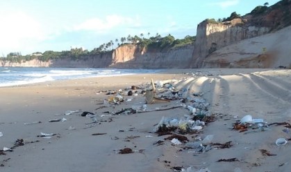 Praia do Rio Grande do Norte amanhece com lixo urbano