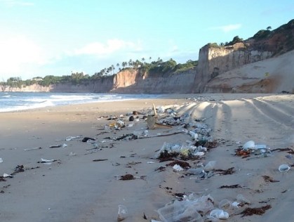 Praia do Rio Grande do Norte amanhece com lixo urbano