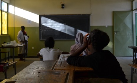 Alunos acompanham aula em escola de Addis Ababa, Etiópia
