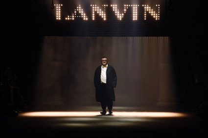 Estilista Alber Elbaz durante desfile da grife de luxo Lanvin, em Paris