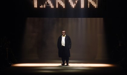 Estilista Alber Elbaz durante desfile da grife de luxo Lanvin, em Paris