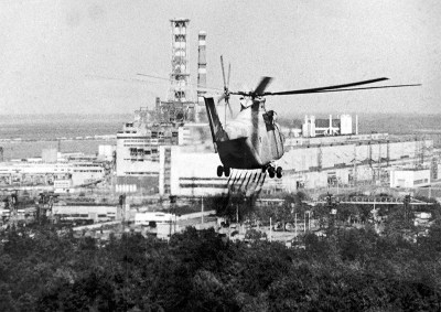 Helicóptero sobrevoa Chernobyl