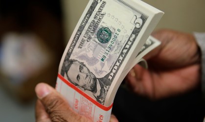 Dólar bate recorde e fecha acima de R$ 5,40 com expectativa de corte da Selic
