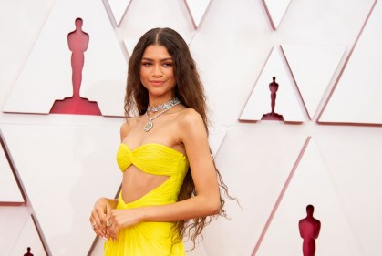 Zendaya chamou atenção com seu Valentino amarelo brilhante