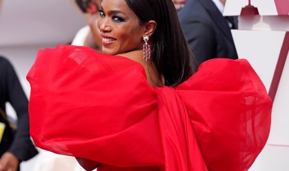 Tapete vermelho do Oscar 2021 ofereceu um vislumbre de normalidade