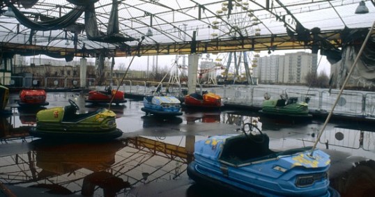 Carrinhos em um parque de diversões  abandonado em Pripyat-Chernobyl