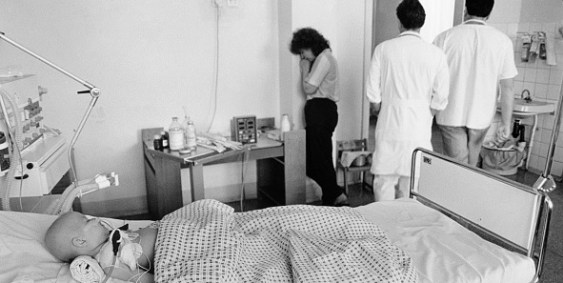 Chernobyl:Katia, de 1 ano e meio, no centro de hematologia de Minsk com leucemia