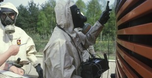 Alfândega da Alemanha Ocidental examina mercadorias que chegam de Chernobyl