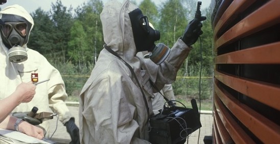 Alfândega da Alemanha Ocidental examina mercadorias que chegam de Chernobyl