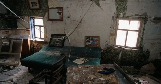 Uma sala ainda em ruínas 10 anos após o desastre nuclear de Chernobyl