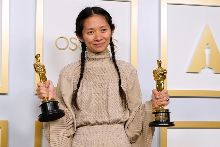 Filmařka Chloe Zhao pózuje se soškami Oscara v Los Angeles (25. dubna 2021) • Foto: Chris Pizzello/Pool/Reuters