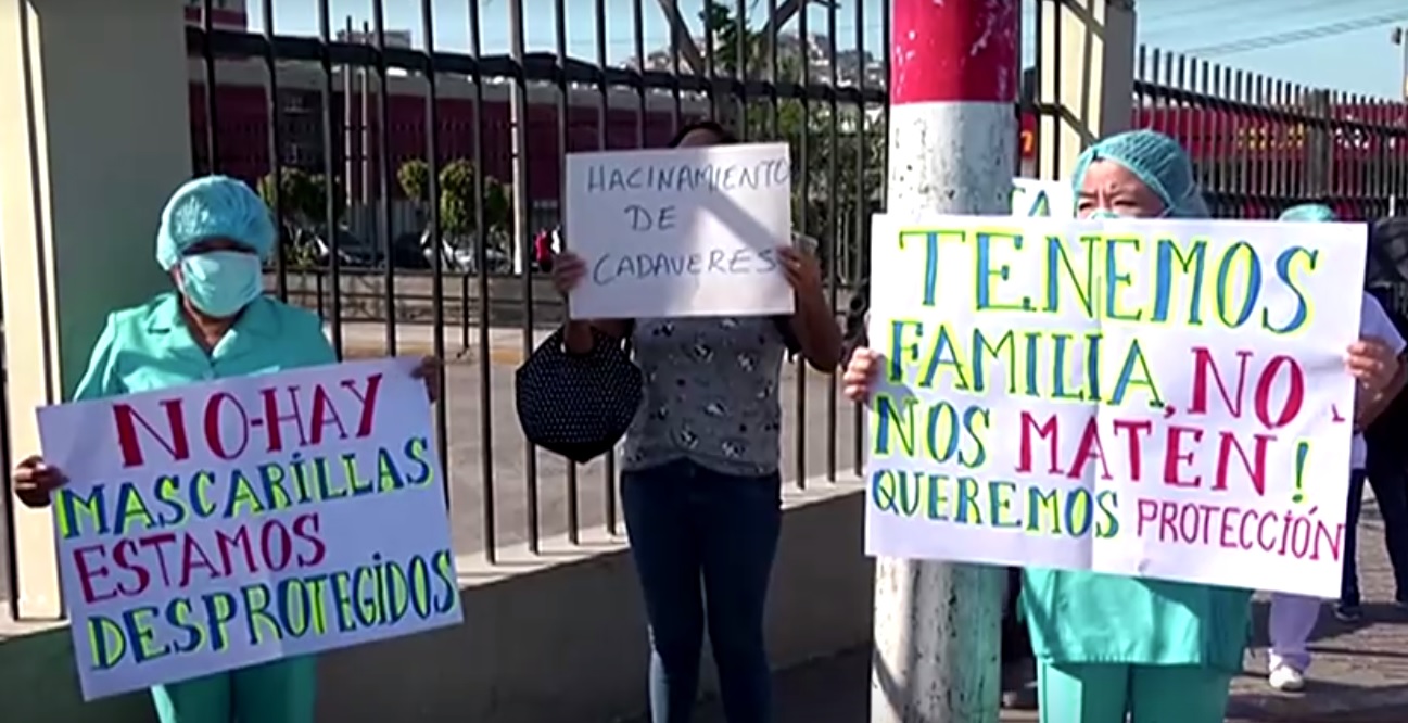 Profissionais de saúde protestam em frente ao hospital Maria Auxiliadora em Lima