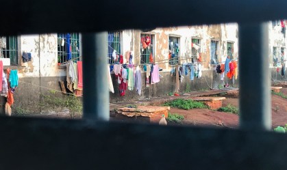 Órgão prisional federal quer detentos com sintomas de COVID-19 em contêineres