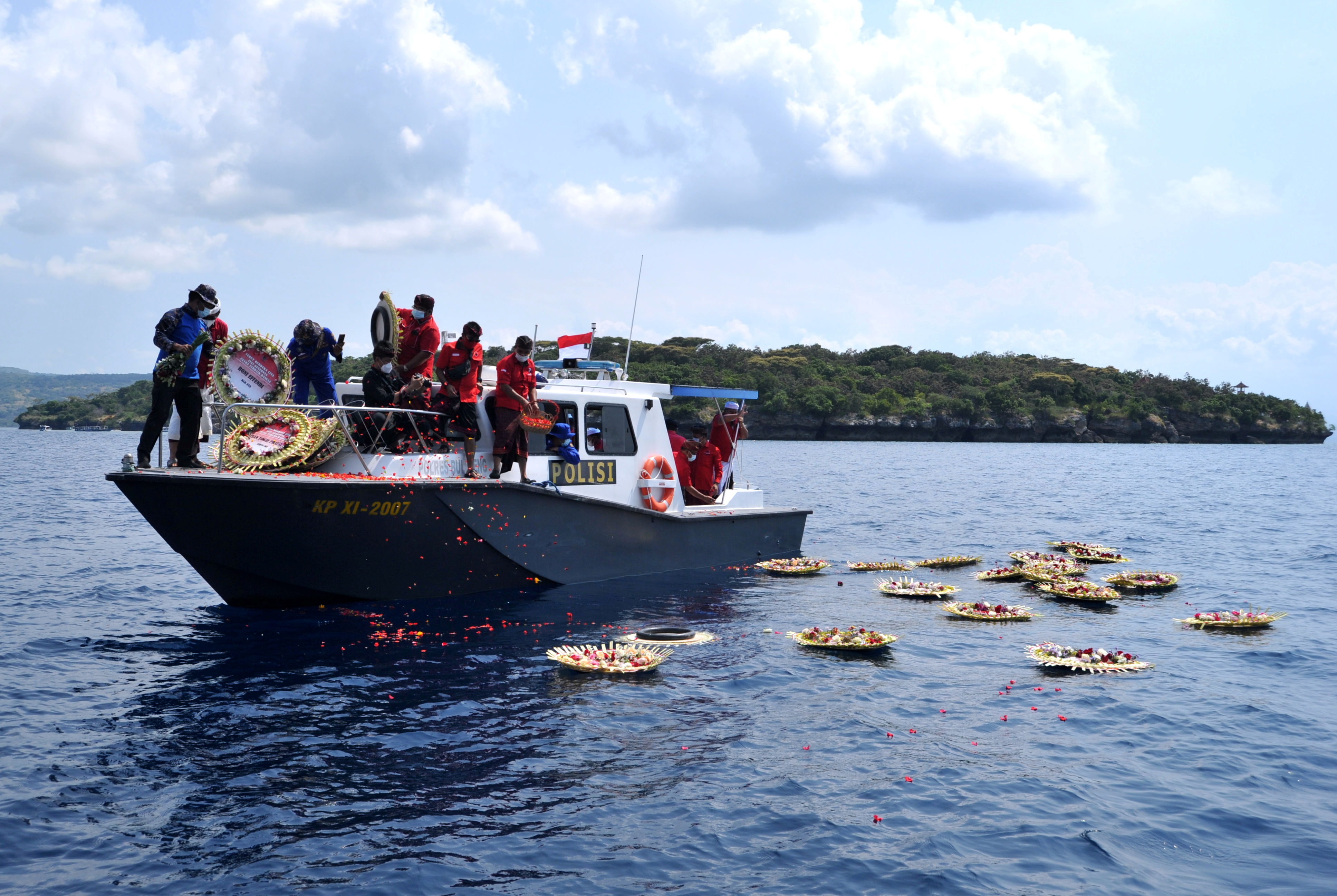 Familiares de vítimas de naufrágio de submarino na Indonésia prestam homenagens