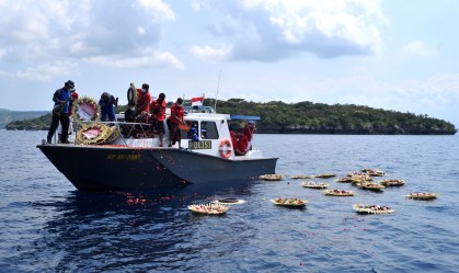 Familiares de vítimas de naufrágio de submarino na Indonésia prestam homenagens