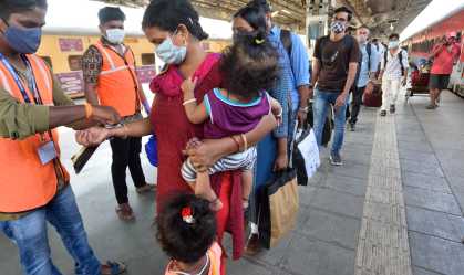 Funcionário de saúde carimba viajante de Kerala que chega em Mumbai, na Índia