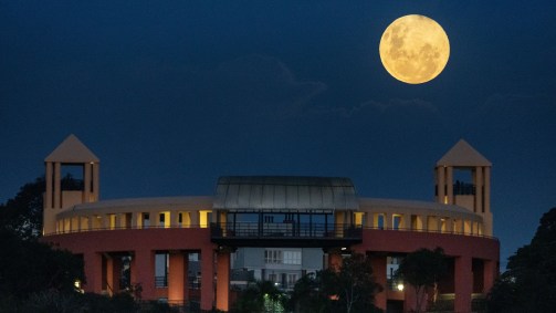 Na foto a lua é vista no Belvedere do Parque Tanguá, em Curitiba