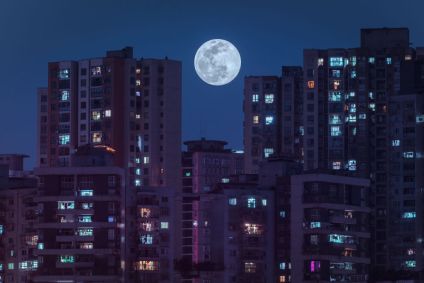 Superlua vista entre prédios na cidade chinesa de Chongqing
