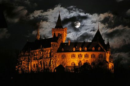 A superlua entre nuvens no castelo Wernigerode, na Alemanha