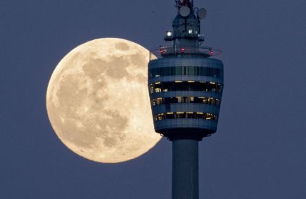A superlua e a torre de TV de Stuttgart, na Alemanha