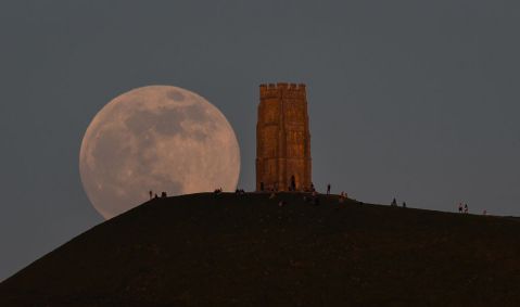 A superlua vista da cidade de Glastonbury, na Inglaterra