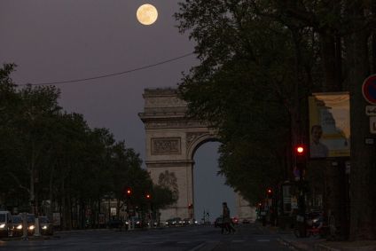A superlua vista de Paris, na França