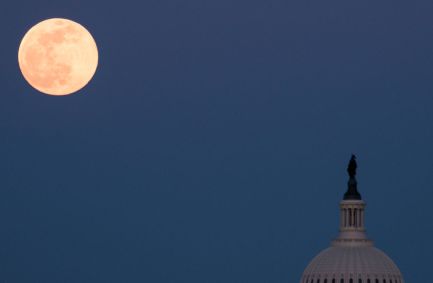 A superlua vista do Capitólio, em Washington, nos Estados Unidos