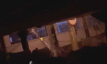 Torcedores apedrejam ônibus da Ponte Preta após derrota; jogador fica ferido
