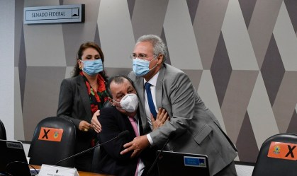 Renan Calheiros (MDB-AL) abraça o também senador Omar Aziz (PSD-AM)