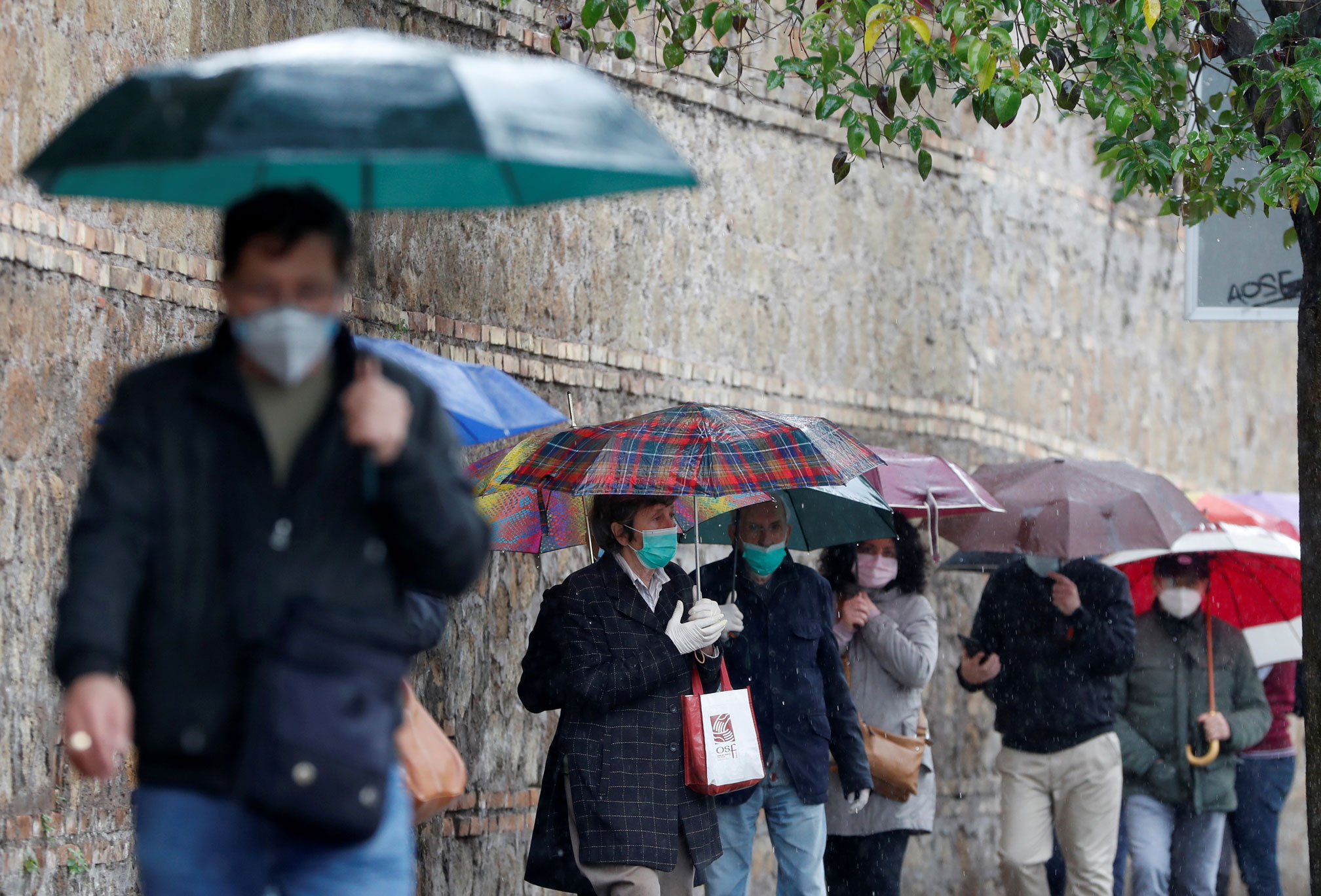 Pessoas fazem fila em Roma para receber máscaras de proteção