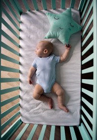 Dormir de barriga para cima é a posição mais segura para bebês