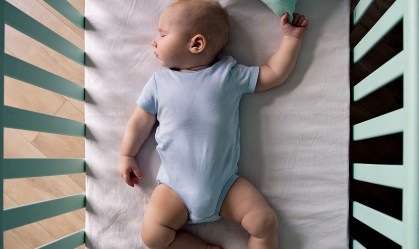 Dormir de barriga para cima é a posição mais segura para bebês