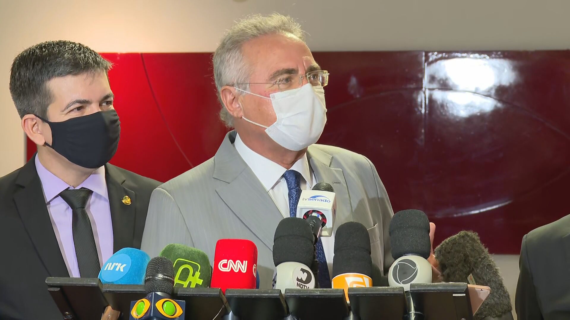 Senadores Randolfe Rodrigues (Rede-AP) e Renan Calheiros (MDB-AL)