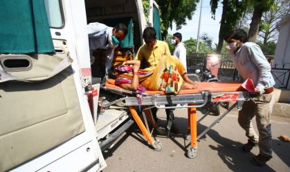 Parentes tiram paciente sofrendo com Covid-19 da ambulância