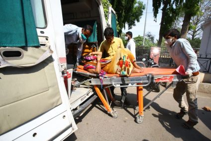 Parentes tiram paciente sofrendo com Covid-19 da ambulância