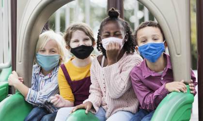 Covid-19 grave é rara em crianças e adolescentes, mas causou mais de mil mortes