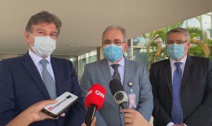 Ministro da Saúde, Marcelo Queiroga em entrevista coletiva na frente do ministér