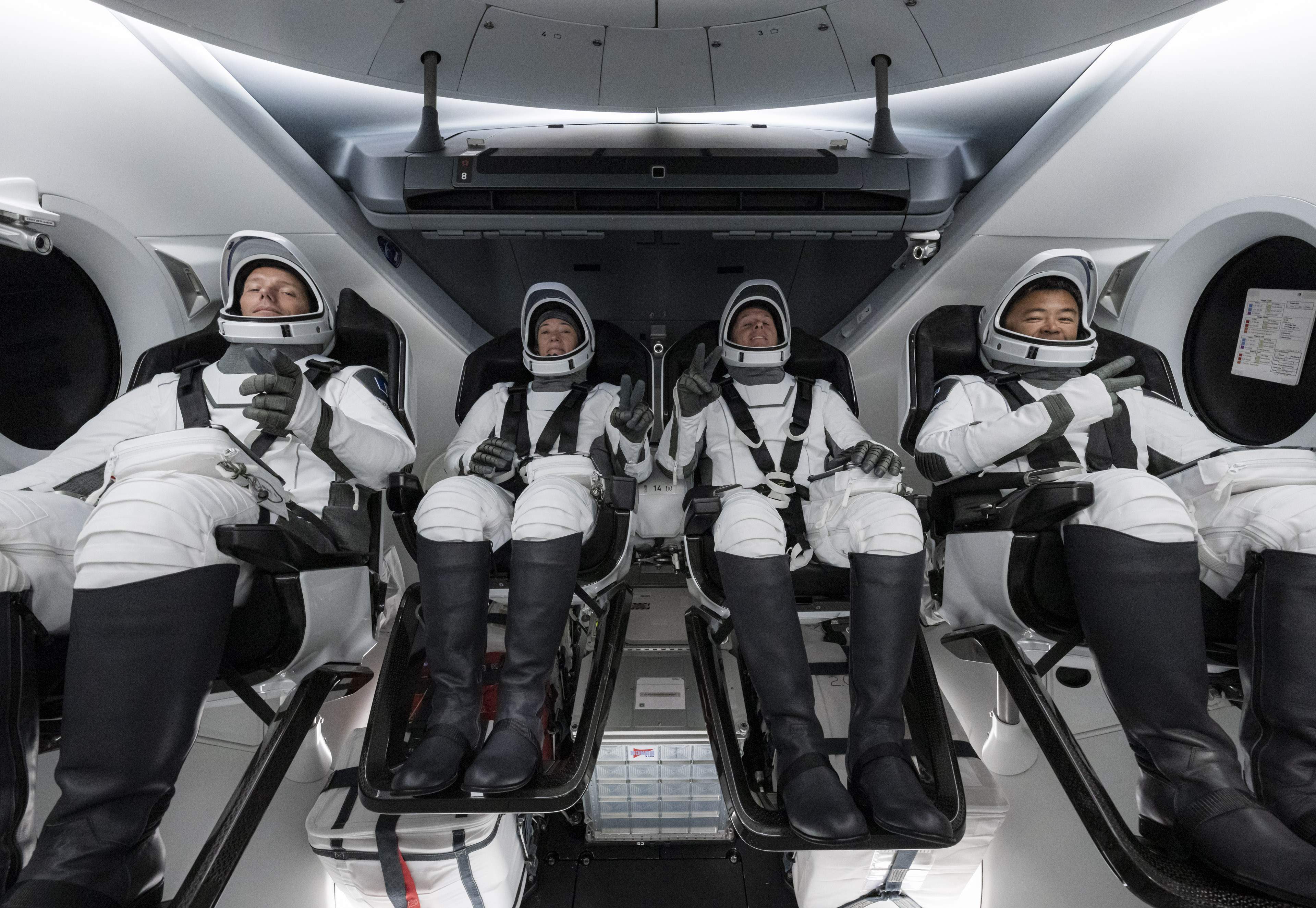 Astronautas a bordo da Crew Dragon, nave da SpaceX