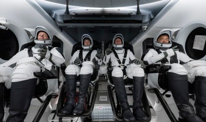 Astronautas a bordo da Crew Dragon, nave da SpaceX