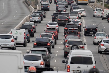 Carros em Trânsito intenso de veículos na Avenida Radial Leste, em São Paulo